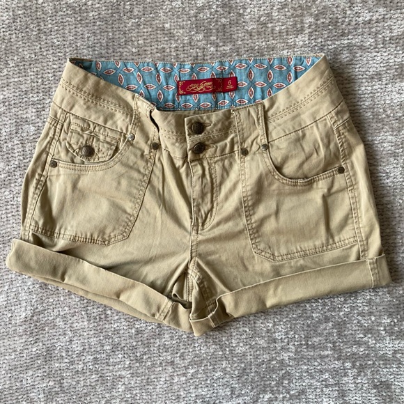 One Song Pants - One Song Women’s Khaki Shorts Size 6 Rolled Cuff Brass Buttons Neutral Classic